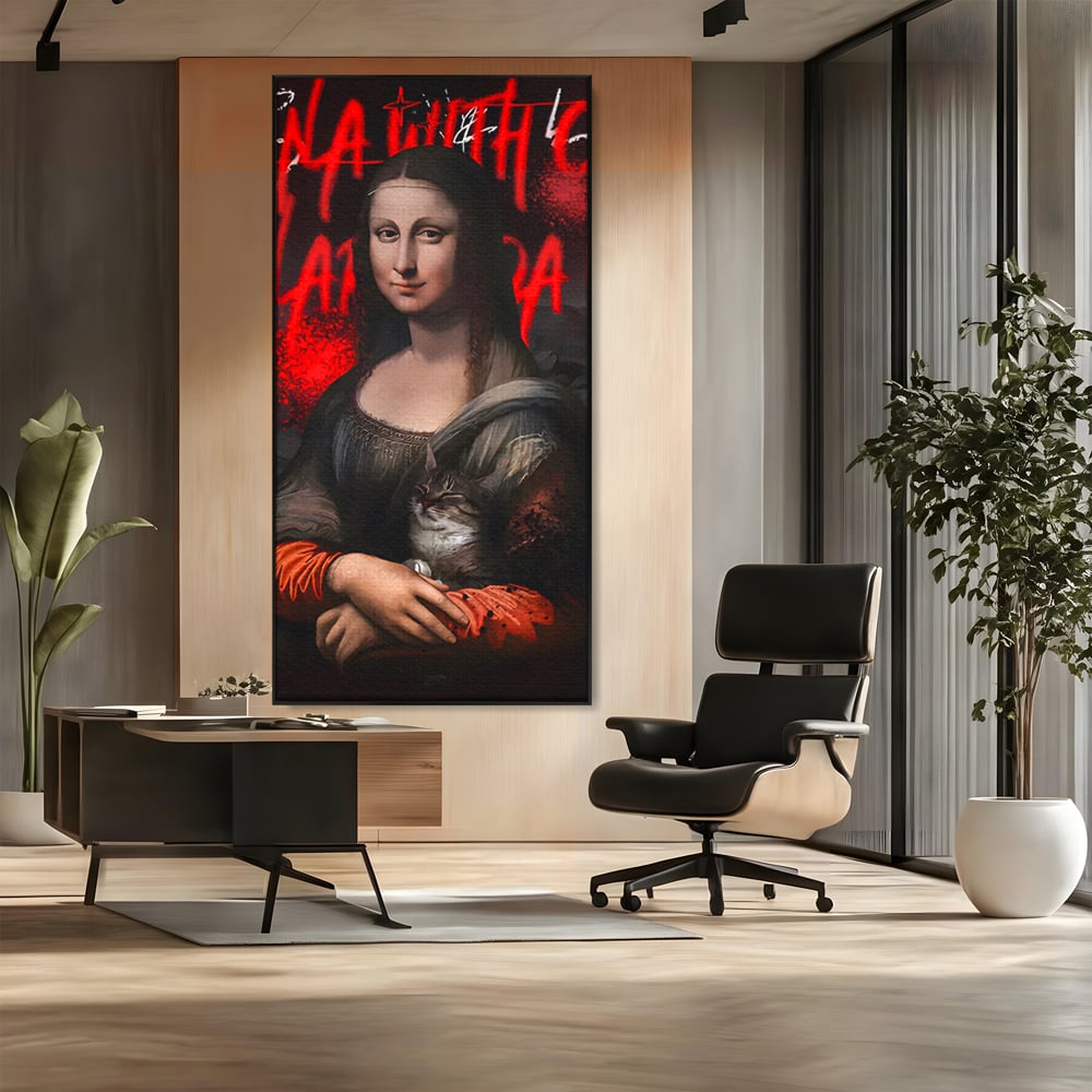 Tablou canvas cu tablou canvas cu mona lisa si o pisica, in rama de aluminiu negru, pe perete intr-un birou